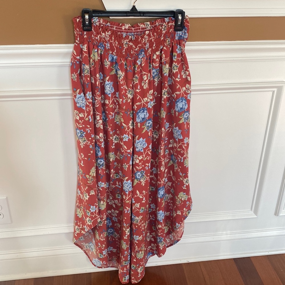 Bucket List Wide Flowy Leg Pants Red Floral print - Sz L wPockets